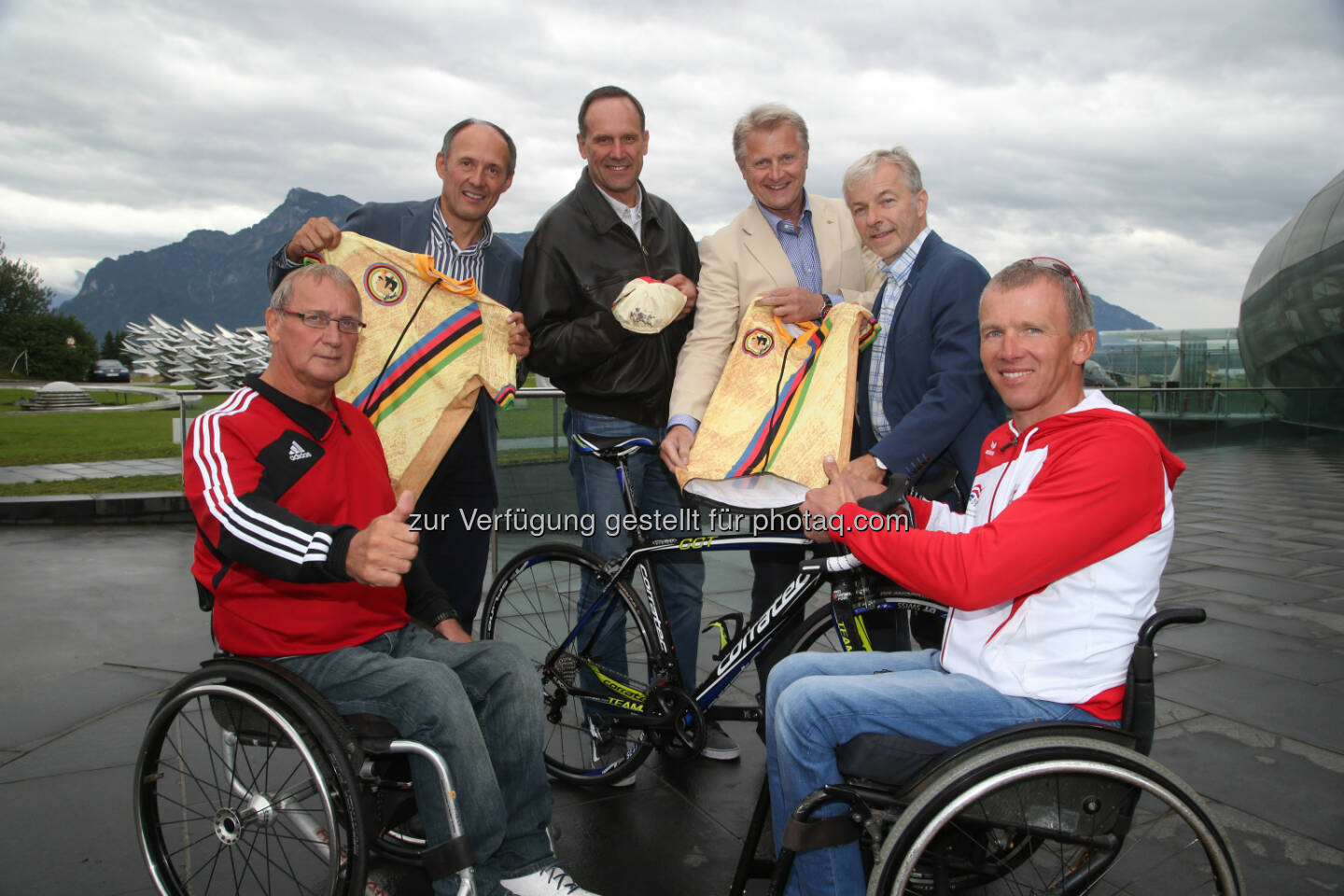 Walter Pfaller (GF Salzburger Landessportorganisation), Leo Bauernberger (GF SalzburgerLand Tourismus GmbH), Heinz Kinigadner (Mitgründer Wings for Life), Franz Pospischil (Prokurist und Marketingleiter Raiffeisen Salzburg), Florian Beer (Obmann TVB Eugendorf), Manfred Putz (Handbike-Athlet): Präsentation der Benefizpartnerschaft mit Wings for Life und des neuen Handbike-Race im Rahmen der 8. Eddy Merckx Classic