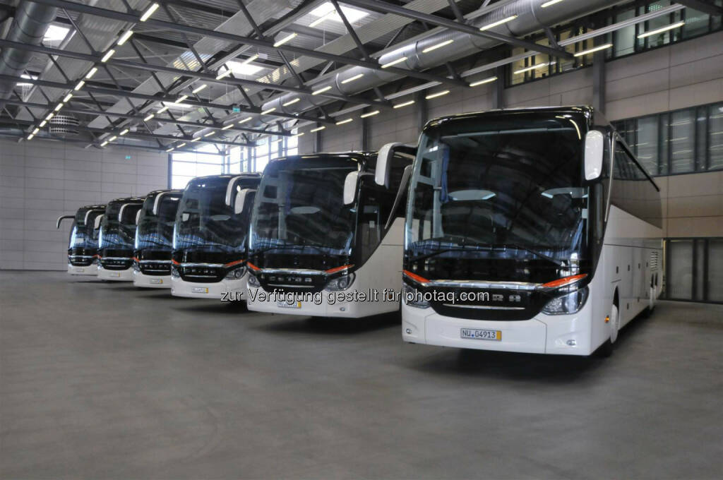 Daimler AG: Drei dänische Reisebusunternehmen kaufen gemeinsam 10 Setra TopClass S 517 HDH. im Bild: sechs Setra S 517 HDH im Setra Kundencenter in Neu-Ulm. (27.08.2014) 