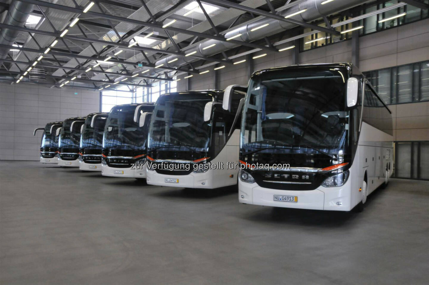Daimler AG: Drei dänische Reisebusunternehmen kaufen gemeinsam 10 Setra TopClass S 517 HDH. im Bild: sechs Setra S 517 HDH im Setra Kundencenter in Neu-Ulm.