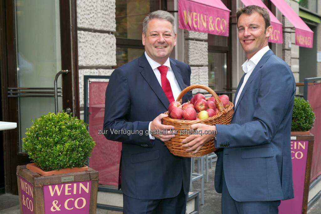 Bundesminister Andrä Rupprechter, Florian Grösswang/ GF Wein & Co: Wein & Co unterstützt österreichische Landwirte in Krisenzeiten, © Aussender (29.08.2014) 