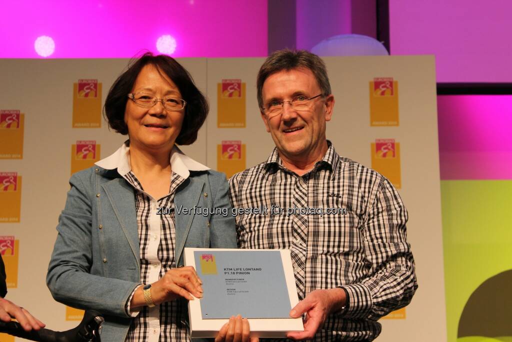 Eigentümerin Carol Urkauf-Chen & Geschäftsführer Franz Leingartner nahmen den Eurobike Award entgegen: Eurobike Award für Weltenbummler aus dem Hause KTM, © Aussendung (29.08.2014) 