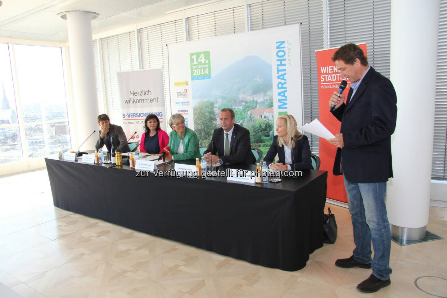 Michael Buchleitner (Veranstalter und Geschäftsführer Wachau Marathon), Ingrid Herzog (Geschäftsführerin Landesverband Niederösterreichische Sparkassen), Petra Bohuslav (Landesrätin für Wirtschaft, Tourismus und Sport Niederösterreich), Wolfgang Lehner, BA (Landesdirektor Wiener Städtische Niederösterreich), Judith Gerhofer (Sportsponsoring Sports Direct/Eybl), Martin Patak (Moderation)