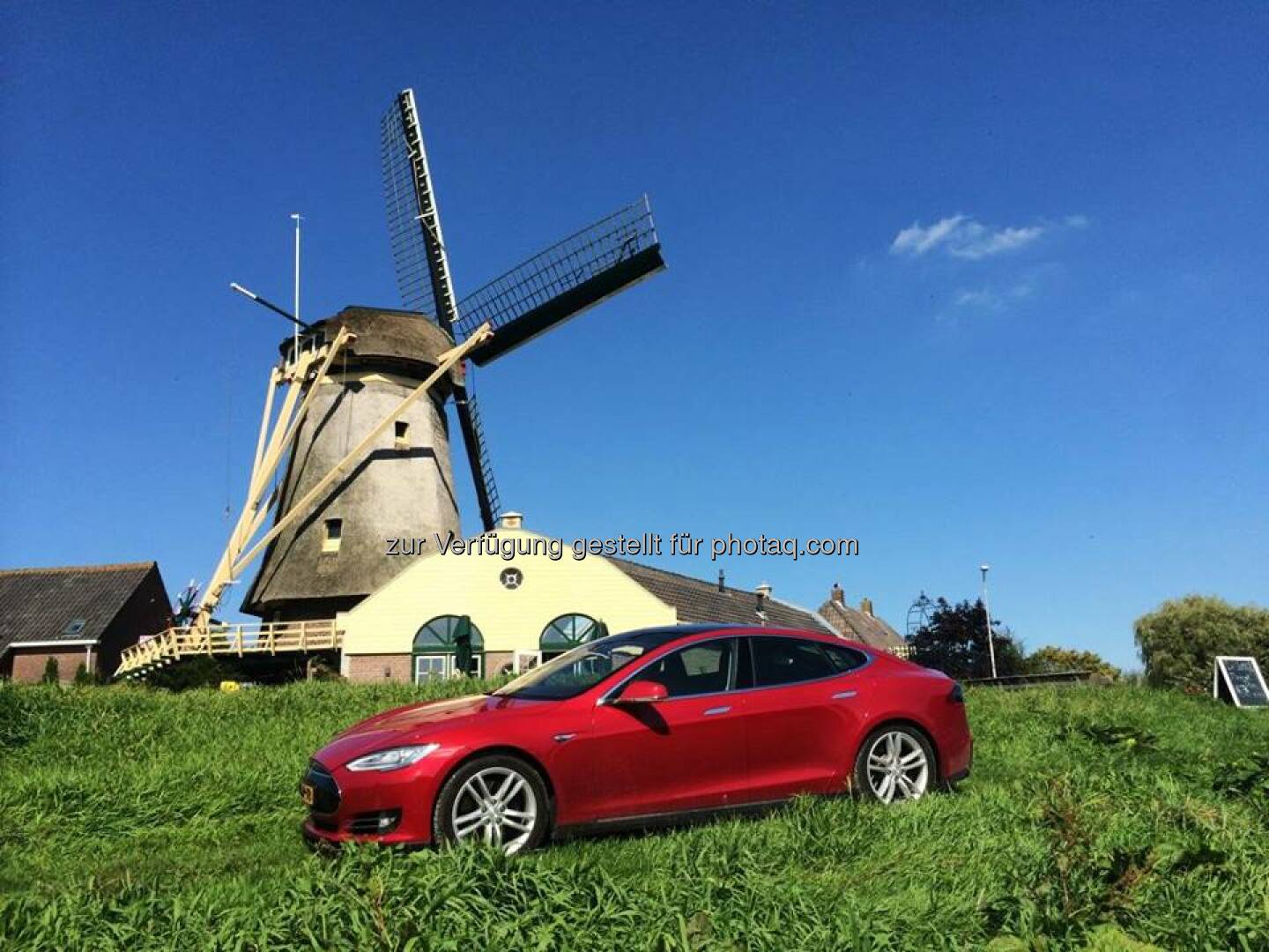 Windmühle :Mobility with green energy: Model S meets windmill in The Netherlands. Photo by @vanwuijtswinkel  Source: http://facebook.com/teslamotors
