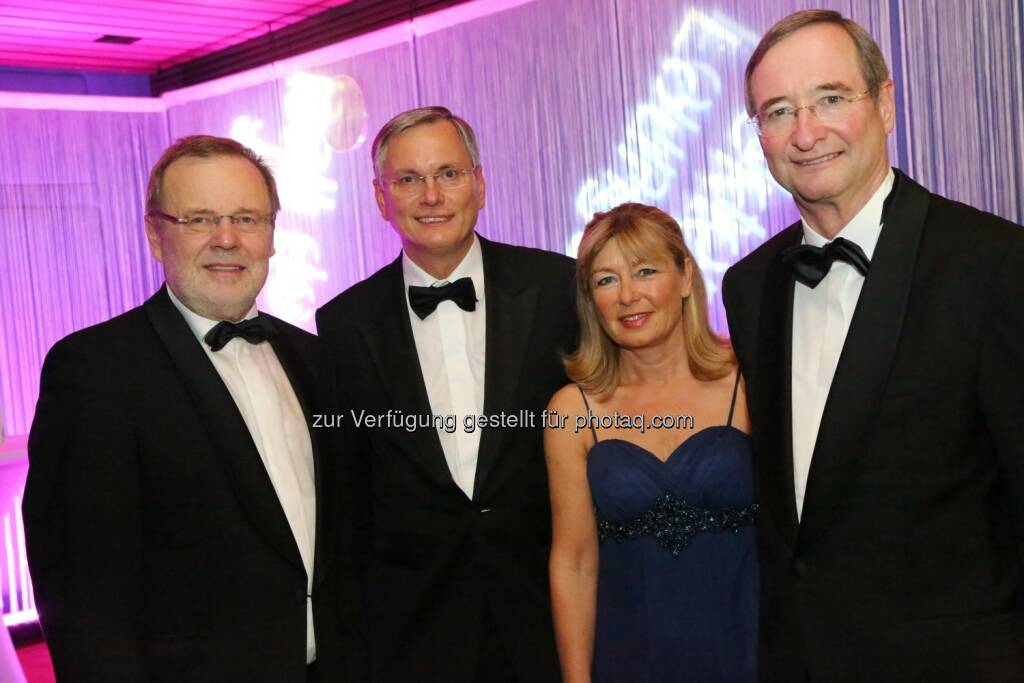 Rektor Richard Hagelauer, Gesundheitsminister Alois Stöger mit Gattin Karin, WKÖ-Präsident Christoph Leitl am Ball der JKU in Linz (c) JKU (20.01.2013) 