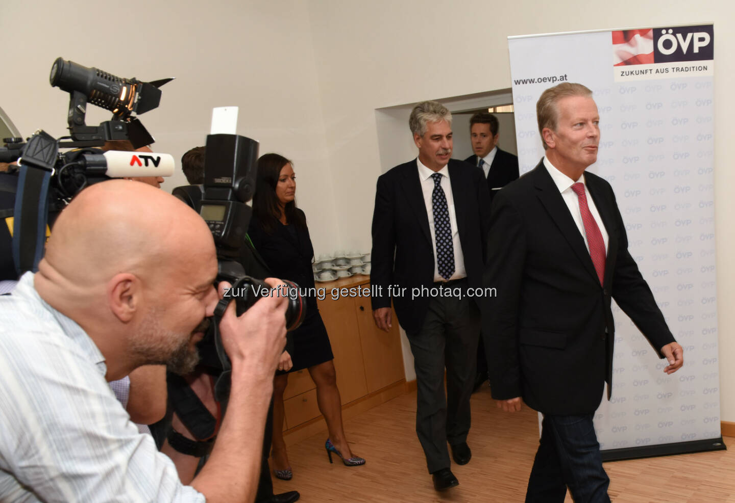 Reinhold Mitterlehner gefolgt von Hans Jörg Schelling und Harald Mahrer (Bild: ÖVP/Andreas Röbl)