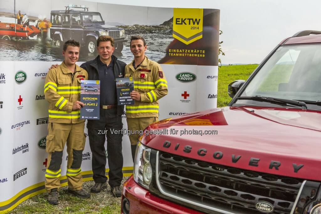 Platz 1: Erster Platz mit Gratulant Georg Staudinger, Sales Director Land Rover Austria und Fahrzeug-Preis: Gewinner Einsatzkräfte Teamwettbewerb 2014 - Ampass/Tirol, © Aussendung (01.09.2014) 
