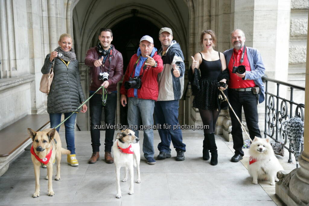 Wien, Starfotograf Manfred Baumann setzt gemeinsam mit den österreichischen Celebrities Angelika Niedetzky, Andi Moravec, Christoph Fälbl, Roxanne Rapp und Präsident und Gründer von Vier Pfoten Heli Dungler bei einem Photwalk den Vier Pfoten Claim Mehr Menschlichkeit für Tiere um., © Aussender (01.09.2014) 