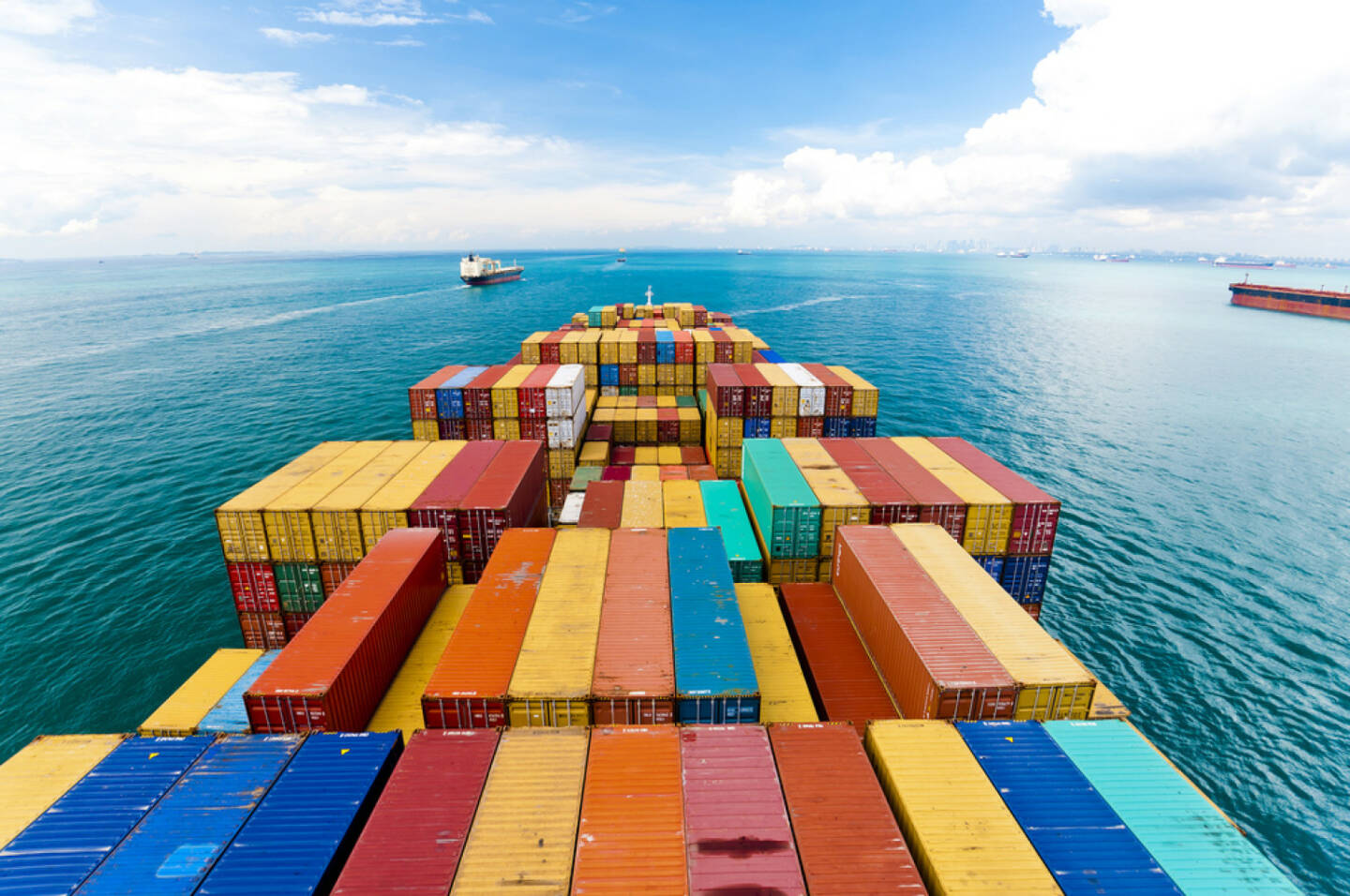 Containerschiff, Container, Transport, Schiff, Cargo, Meer, verschiffen, versenden, Fracht, http://www.shutterstock.com/de/pic-172537049/stock-photo-cargo-ships-entering-one-of-the-busiest-ports-in-the-world-singapore.html