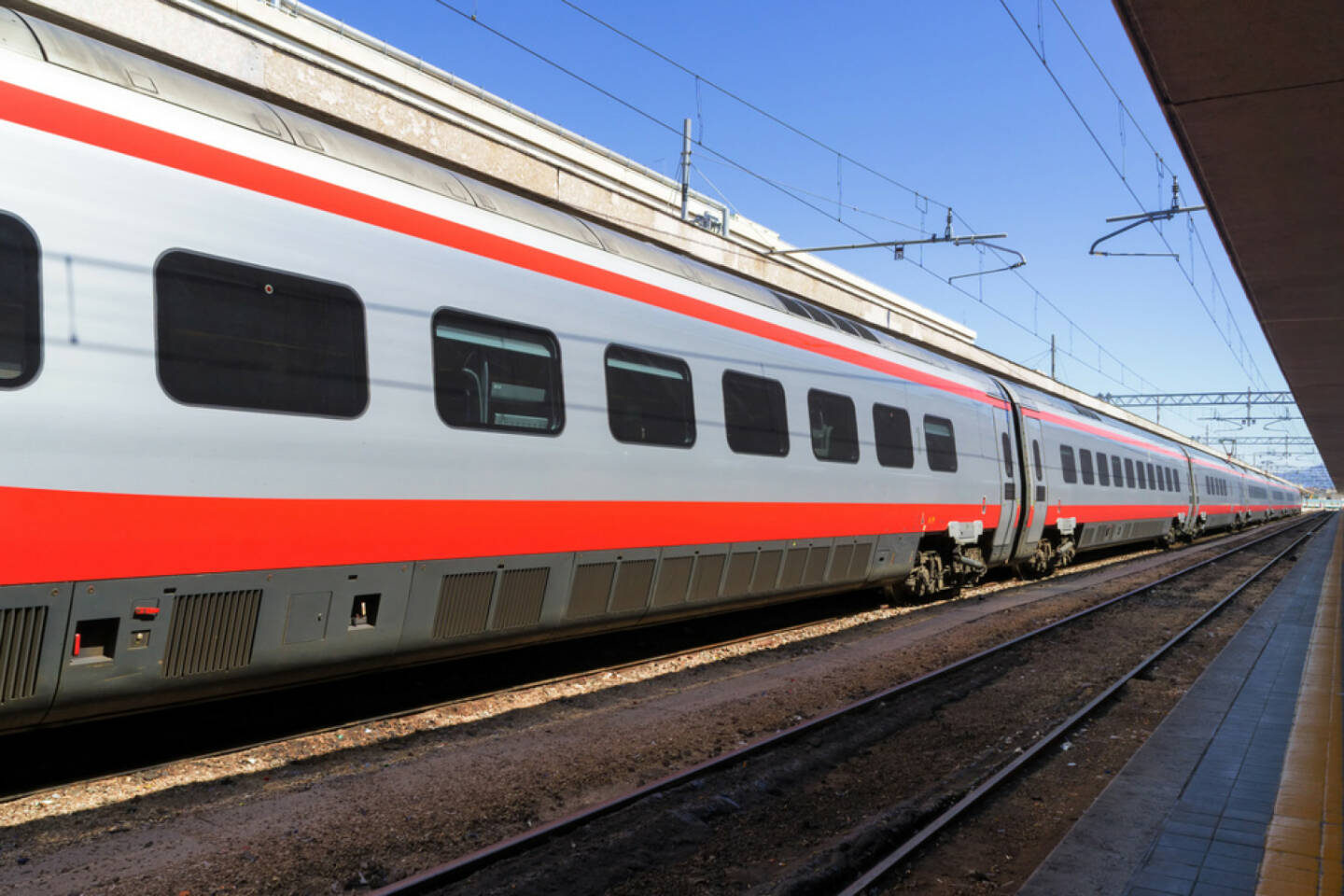 Bahn, Eisenbahn, Bahnhof, http://www.shutterstock.com/de/pic-134872829/stock-photo-train-at-the-platform-in-railway-station.html