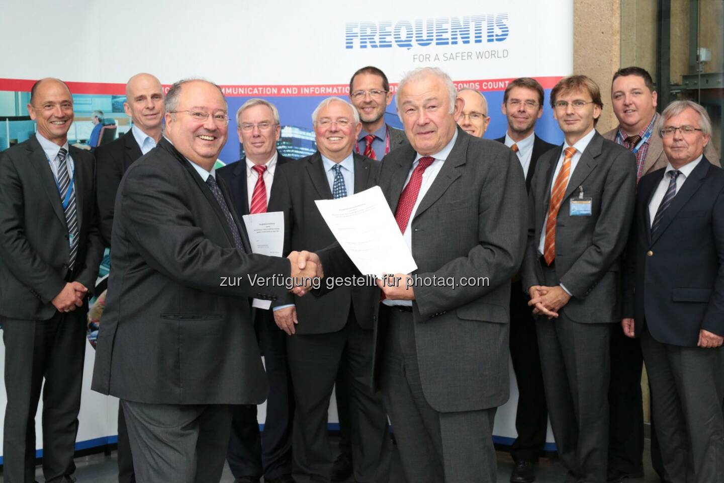 Hannes Bardach (Vorstandsvorsitzender der Frequentis AG) und Günther Beckstein (Mitglied der Lenkungsgruppe Innovationszentrum öffentliche Sicherheit am Fraunhofer Fokus und Ministerpräsident von Bayern a. D.) mit den Delegationen von Fraunhofer Fokus und Frequentis AG - anlässlich: Frequentis und Fraunhofer Fokus unterzeichnen Kooperation: Vernetzte Sicherheit im Katastrophenschutz als gemeinsames Forschungsthema (Bild: Frequentis AG/APA-Fotoservice/Schedl)