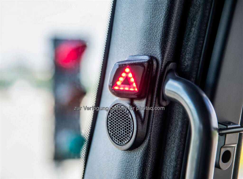 Mercedes-Benz Blind Spot Assist / Interior - LED Warning: Der neue Blind Spot Assist von Mercedes-Benz warnt den Fahrer zuverlässig vor Gefahren beim Abbiegen in kritischen Situationen mit einge­schränkter Sicht. Und er berücksichtigt ebenfalls die Schleppkurve des Aufliegers und warnt deshalb auch bei Kollisionsgefahr mit stationären Hindernissen wie Ampeln oder Laternen. Darüber hinaus unterstützt er den Fahrer beim Spurwechsel., © Aussendung (02.09.2014) 