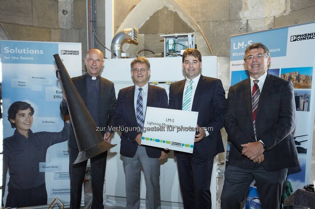 Phoenix Contact: Dompfarrer Toni Faber, Dombaumeister Wolfgang Zehetner, Phoenix Contact Geschäftsführer Thomas Lutzky, und Aldis-Geschäftsführer Gerhard Diendorfer: Werden Blitze beherrschbar? Blitzmess Sensor System am Stephansdom, © Aussender (02.09.2014)