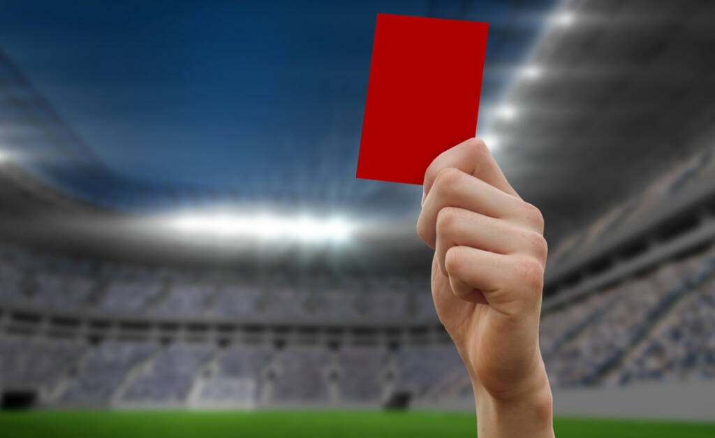 rote Karte, rot, stop, nein, negativ, schluss, aus, Ende, http://www.shutterstock.com/de/pic-198415349/stock-photo-hand-holding-up-red-card-against-football-stadium.html, © www.shutterstock.com (12.11.2024) 