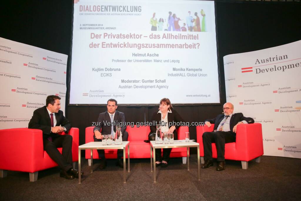 Gunter Schall, ADA; Kujtim Dobruna, Eciks, Kosovo; Monika Kemperle, IndustriALL; Helmut Asche, Professor der Universitäten Mainz und Leipzig: Austrian Development Agency: Podiumsdiskussion: Der Privatsektor als Allheilmittel der Entwicklungszusammenarbeit?, © Aussender (03.09.2014) 