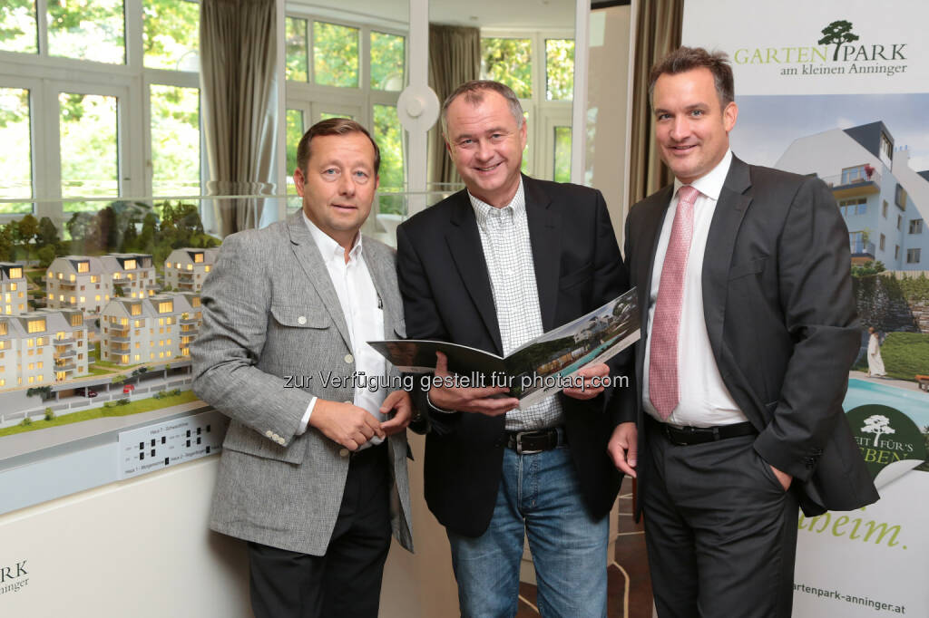 Hermann Klein (IG Immobilien), LAbg. Hans Stefan Hintner (Bürgermeister Mödling), Markus Teufel (IES Immobilien)  anlässlich Wohnen mit Zukunftsperspektive - Neues Wohnprojekt Gartenpark am kleinen Anninger in Mödlings Bestlage (Bild: IES)
, © Aussender (04.09.2014) 