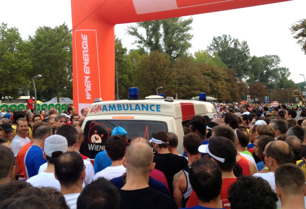 Rettungsgasse, Ambulanz beim Wien Energie Business Run 2014 (04.09.2014) 