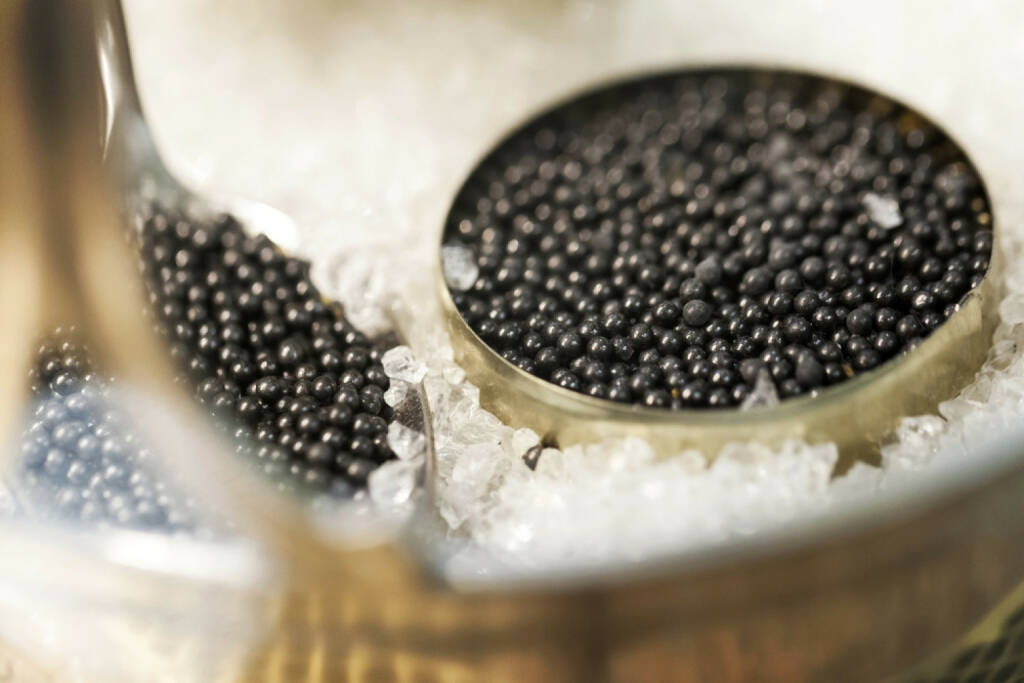 Kaviar, Russland, http://www.shutterstock.com/de/pic-135266369/stock-photo-black-caviar-in-small-round-metal-tin-on-ice.html, © www.shutterstock.com (07.09.2014) 