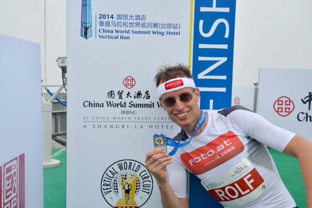 Rolf Majcen in Peking auf Platz 4: Am 7.9.2014 fand in Peking der Treppenlauf auf das World Summit Wing Hotel statt. 2041 Stufen bzw. 84 Stockwerke mussten bezwungen werden. Rolf Majcen konnte in seinem 98. Treppenlauf nach 11,37 Minuten als 4. die Ziellinie überqueren und damit sein insgesamt 52. Top-4-Ergebnis feiern., © Aussendung (07.09.2014) 