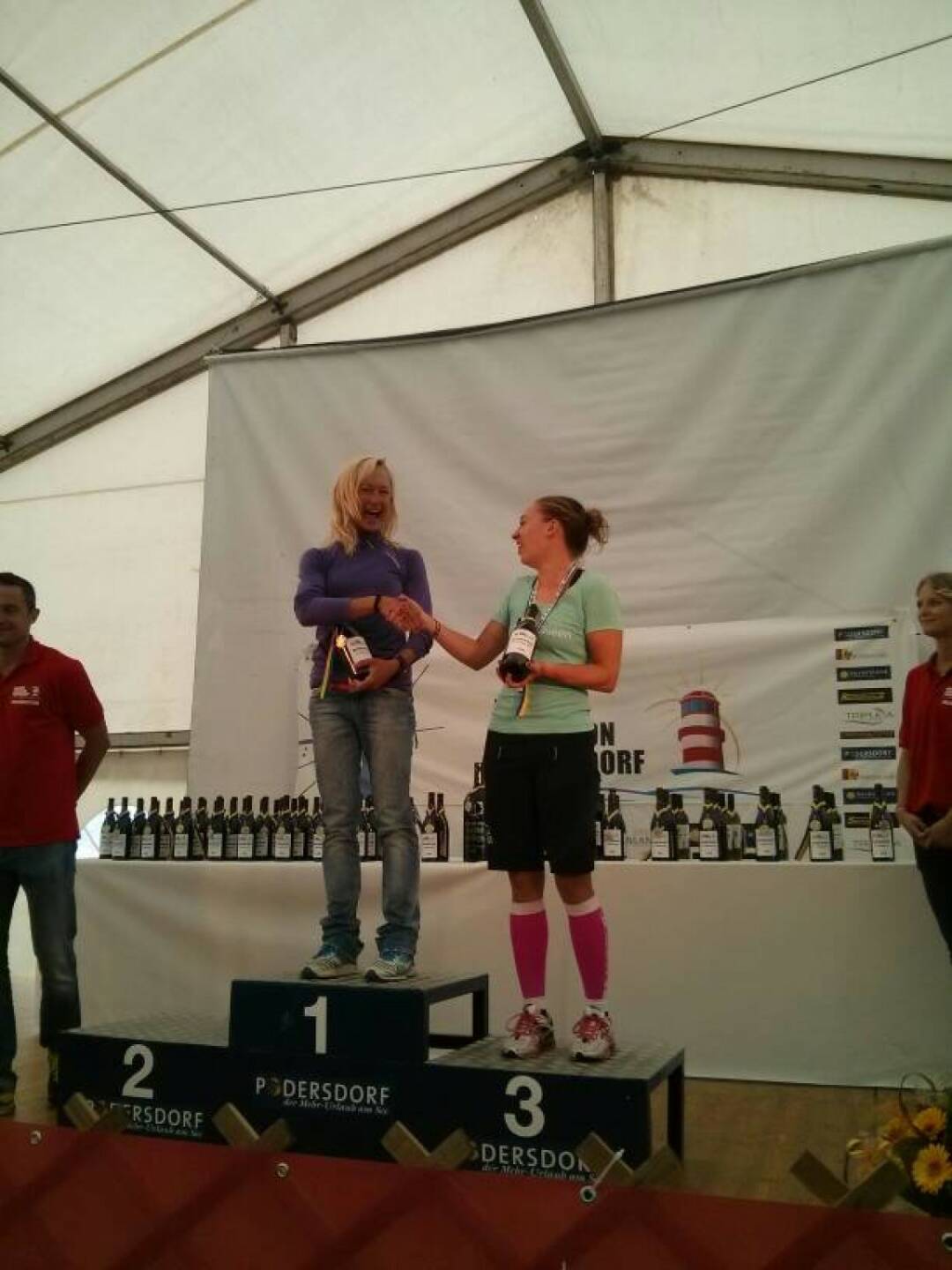 Stella Julia Hatzl (re.), Konzernkommunikation Immofinanz, wurde beim Podersdorf Triathlon 3. in ihrer Altersklasse
