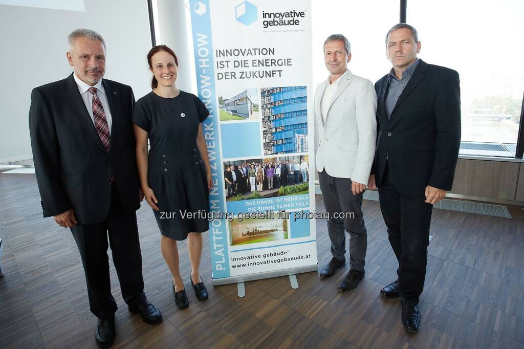 Wolfgang Pundy, Projektverantwortlicher für das Bürogebäude der Raiffeisen-Holding Niederösterreich Wien, Sarah Richter, Geschäftsführerin Innovative Gebäude, Johannes Kislinger, Vorstandsvorsitzender des Dachverbands Innovative Gebäude und Gerhard Zweier, Innovative Gebäude Vorarlberg: Innovative Gebäude sind mehr als ein Passivhaus, © Aussender (09.09.2014) 