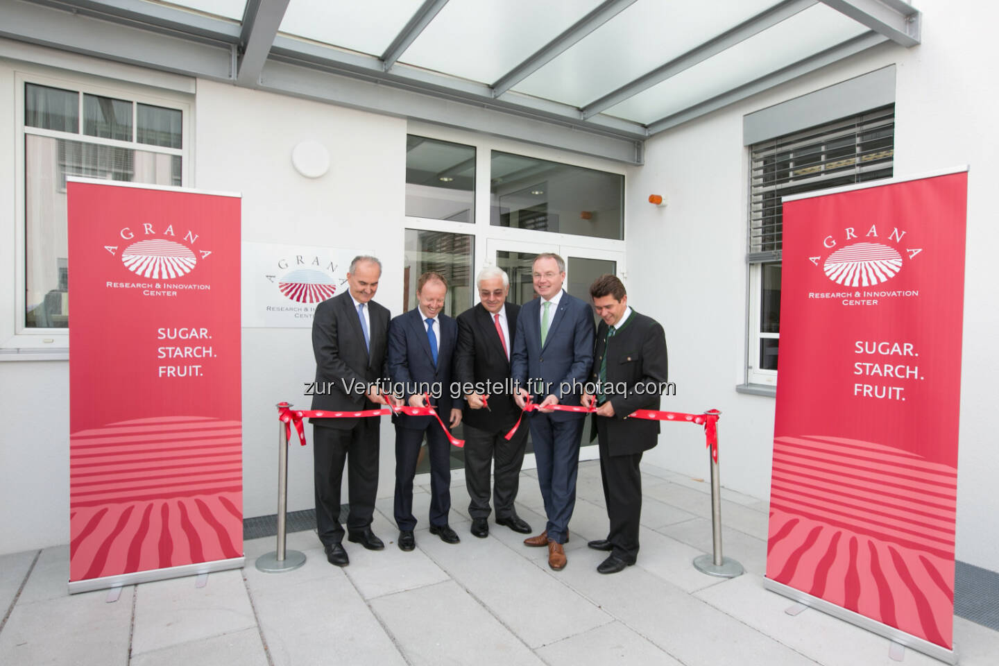 Johann Marihart (Agrana Generaldirektor), Sektionschef im Wirtschaftsministerium Michael Losch, Raiffeisen Generalanwalt Walter Rothensteiner, NÖ Agrarlandesrat Stephan Pernkopf, Tullner Bürgermeister Peter Eisenschenk bei der feierlichen Eröffnung des Research & Innovation Centers in Tulln (Bild: Agrana)