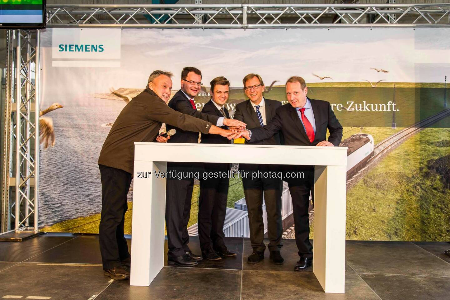 Johann Mais, Vorsitzender des Arbeiterbetriebsrates im Siemens Werk Graz; Michael Gretzmacher, Siemens Real Estate; Jürgen Wilder, CEO Business Unit Highspeed and Commuter, Siemens; Christian Buchmann, steirischer Landesrat für Wirtschaft, Europa und Kultur; Matthias Koch, Leiter Siemens Rail System, Bogies: Neue Luftreinigungsanlage geht im Grazer Siemens-Werk in Betrieb