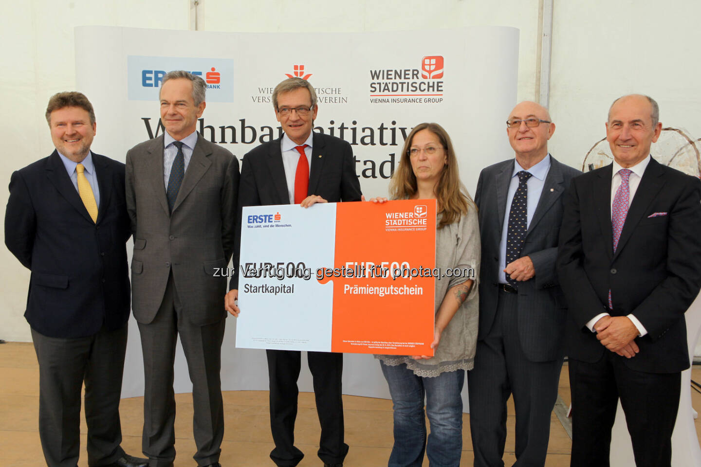 Wohnbaustadtrat Michael Ludwig, Generaldirektor der Erste Group, Andreas Treichl, Wiener Städtische Generaldirektor Robert Lasshofer, 1. Mieterin: Marion Schweitzer, Vorstandsvorsitzender des Wiener Städtischen Versicherungsvereins, Günter Geyer, Vorstandsvorsitzender Sozialbau AG, Herbert Ludl: Aspern Seestadt - Erste Wohnungen wurden an MieterInnen übergeben