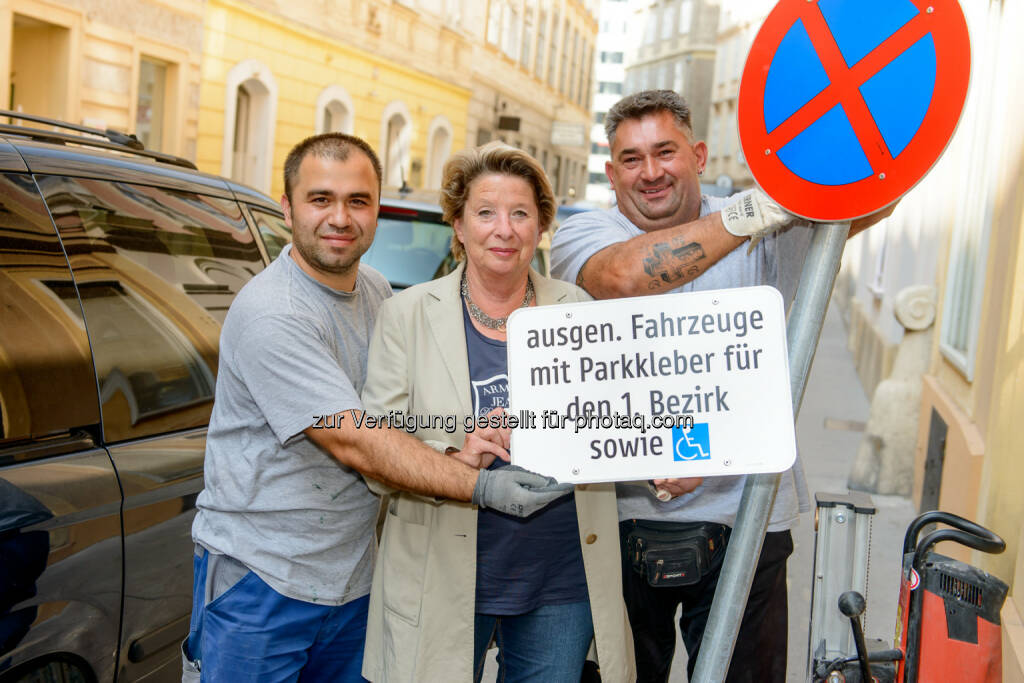 Bezirksvorsteherin Ursula Stenzel mit den beiden Arbeitern Hasan Aklan (links) und Milos Milivoievic (rechts)t: Erstmals cirka 699 Bewohnerparkplätze in der Inneren Stadt, © Aussender (10.09.2014) 