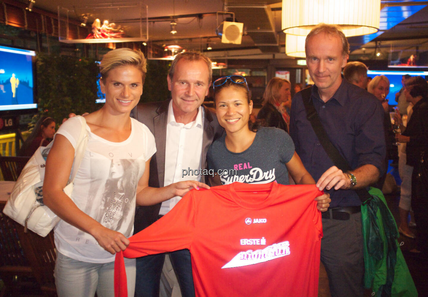 Elisabeth Niedereder, Veranstalter Hannes Menitz, Annabelle Mary Konczer, Christian Drastil mit dem Vienna Night Run Shirt 2014