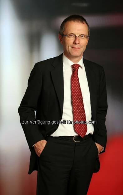 Christian Heger, Chief Investment Officer bei HSBC Global Asset Management (Deutschland): Nimmt die Europäische Zentralbank (EZB) ihr Inflationsziel von zwei Prozent ernst, sind bei aktuellen Preissteigerungsraten von unter einem Prozent weitere Expansionsschritte bei der Geldpolitik unumgänglich  Bei den Unternehmensgewinnen ist ein genereller Einbruch gegenwärtig nicht absehbar. In der Vergangenheit reichte ein Wachstum von über 2,5 Prozent der Weltwirtschaft aus, um auch bei den Unternehmen für einen Zuwachs zu sorgen. Eine robuste US-Konjunktur und eine leichte Verbesserung in China lassen trotz einer schwächeren Eurozone und Rezessionsgefahren in Brasilien und Russland kein Abrutschen unter diese Marke erwarten. Bereits im zweiten Quartal glänzten die US-Unternehmen nach einem schwachen Jahresstart wieder mit einem Gewinnplus von rund zehn Prozent. Europäische Unternehmen zeigten zwar deutlich weniger Dynamik, die erwartete Erholung des Dollars könnte jedoch für neuen Rückenwind sorgen.“, © Aussendung (11.09.2014) 