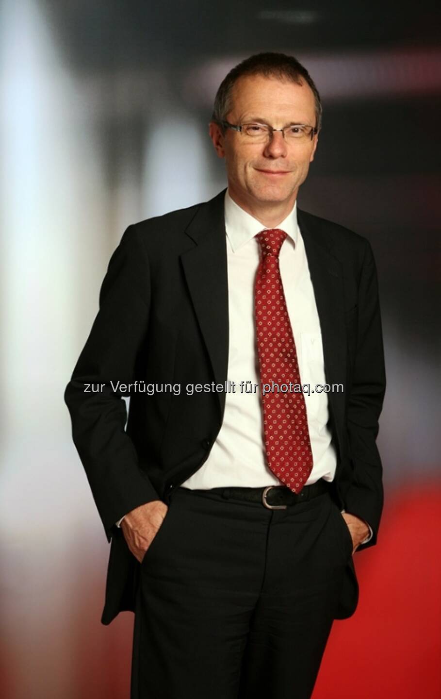 Christian Heger, Chief Investment Officer bei HSBC Global Asset Management (Deutschland): Nimmt die Europäische Zentralbank (EZB) ihr Inflationsziel von zwei Prozent ernst, sind bei aktuellen Preissteigerungsraten von unter einem Prozent weitere Expansionsschritte bei der Geldpolitik unumgänglich  Bei den Unternehmensgewinnen ist ein genereller Einbruch gegenwärtig nicht absehbar. In der Vergangenheit reichte ein Wachstum von über 2,5 Prozent der Weltwirtschaft aus, um auch bei den Unternehmen für einen Zuwachs zu sorgen. Eine robuste US-Konjunktur und eine leichte Verbesserung in China lassen trotz einer schwächeren Eurozone und Rezessionsgefahren in Brasilien und Russland kein Abrutschen unter diese Marke erwarten. Bereits im zweiten Quartal glänzten die US-Unternehmen nach einem schwachen Jahresstart wieder mit einem Gewinnplus von rund zehn Prozent. Europäische Unternehmen zeigten zwar deutlich weniger Dynamik, die erwartete Erholung des Dollars könnte jedoch für neuen Rückenwind sorgen.“