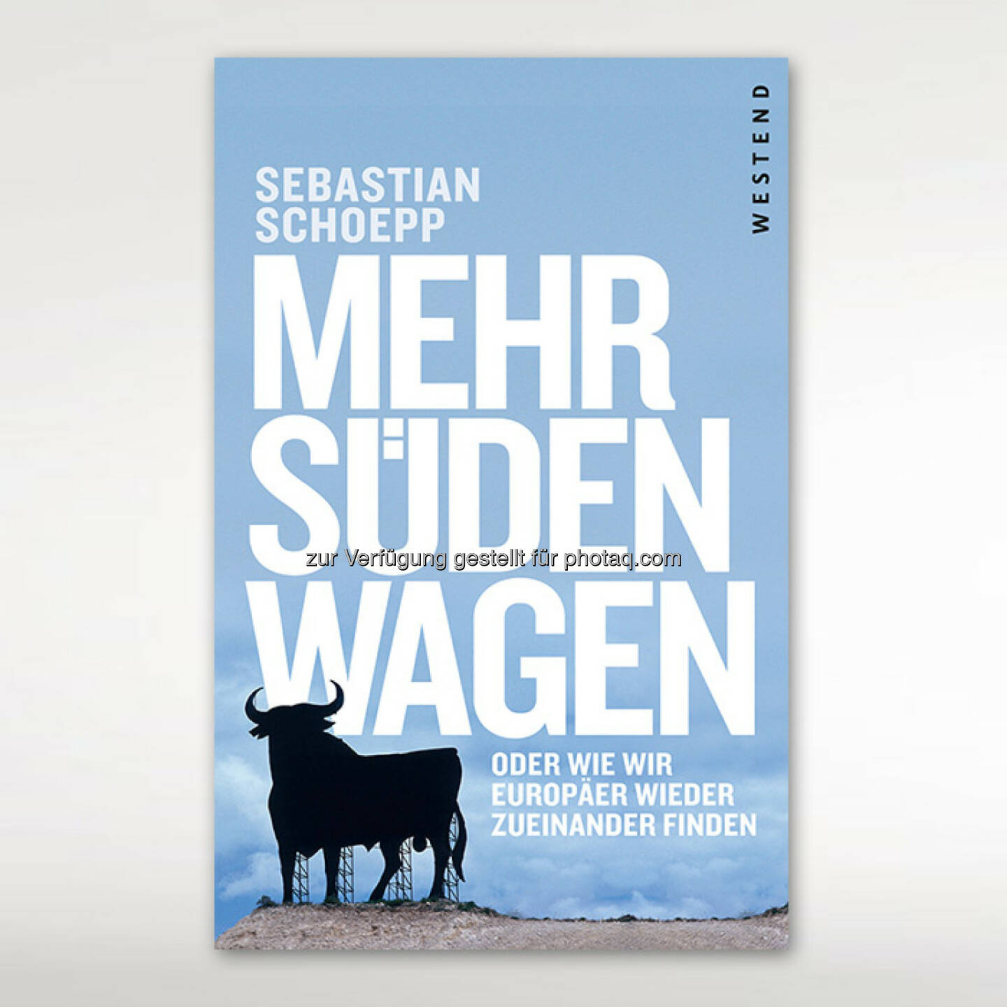 Mehr Süden wagen. Oder wie wir Europäer wieder zueinander finden
Sebastian Schoepp

Kein Sommer ohne Südwind

Wir glauben, den Süden zu kennen, weil wir hundertmal im Urlaub dort waren. Aber ist dem wirklich so? Muss der Süden nun auch zu der puritanischen Askesemoral erzogen werden? Oder steckt im Sein des Südens nicht sogar sehr viel Potenzial, das uns helfen kann, Europas Burn-out zu überwinden? Sebastian Schoepp reiste für seine Recherche von Siena bis Santiago de Compostela und Barcelona. Er porträtiert einen Lebens-, Kultur- und Wirtschaftsraum, der seit Jahrhunderten Schauplatz vielfältiger Formen der Entwicklung und Begegnung ist. Schoepp erzählt, wie der Süden wirklich funktioniert, wie die Menschen leben, wie sie lieben, arbeiten, hoffen, was sie antreibt und wie stark sie sich verändert haben in den letzten Jahren. Und er zeigt auf, welch enorme Chance besteht, wenn Norden und Süden endlich ihre Talente bündeln.

Erscheint am:	15.09.2014
ISBN:	978-3-86489-070-3
Seitenzahl:	
224
Ausstattung:	Hardcover
 