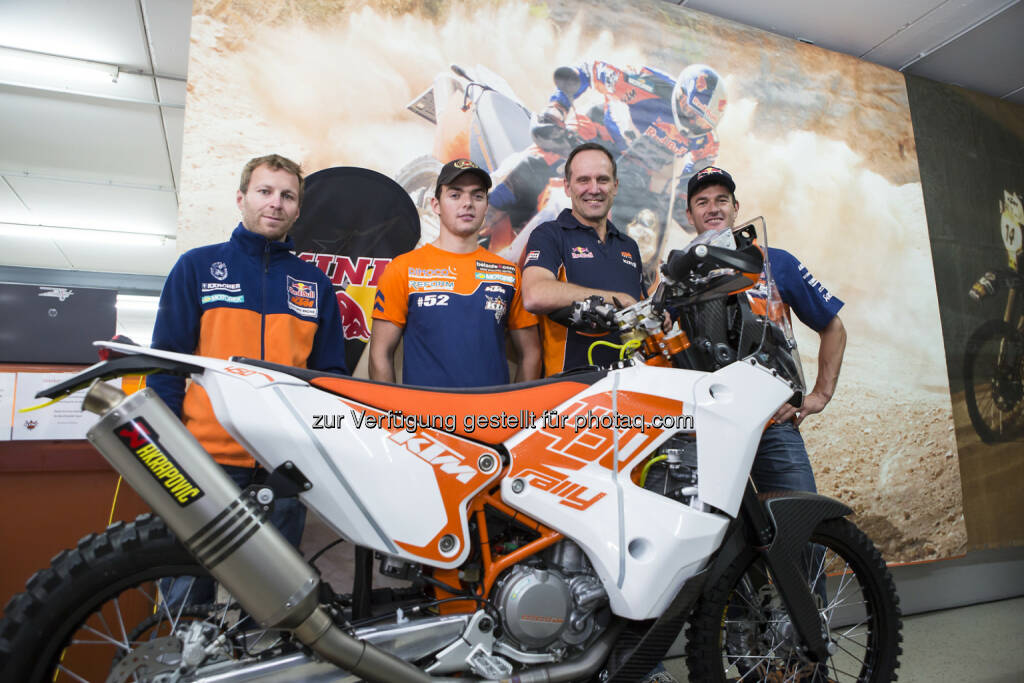 Stefan Huber, Matthias Walkner, Heinz Kinigadner, Marc Coma (v.l.n.r.) mit der KTM 450 RALLY im KINI - KTM Shop in Wiesing (Tirol) Rallye Dakar 2015: Motocross-Weltmeister Walkner startet im KTM Werksteam!, © Aussendung (13.09.2014) 