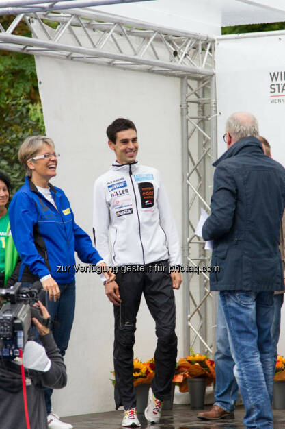 Landesrätin Petra Bohuslav und Wolfgang Hiller, Sieger Viertelmarathon Herren, Wachau Marathon 2014, © Milena Ioveva  (14.09.2014) 