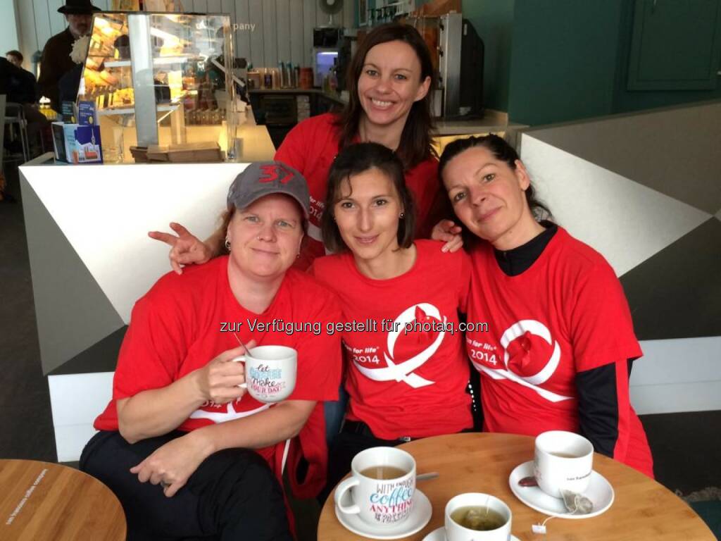 Susanne Stickler, Baader Bank (unten Mitte): Die wohlverdiente Tasse nach einem grandiosen Lauf - 10km für den guten Zweck, run for life — mit Christine Köber, Brigitte Stern, Karin Jung Englischer Garten München. Susanne ist die 10k in 47 min gelaufen, © Aussendung (14.09.2014) 