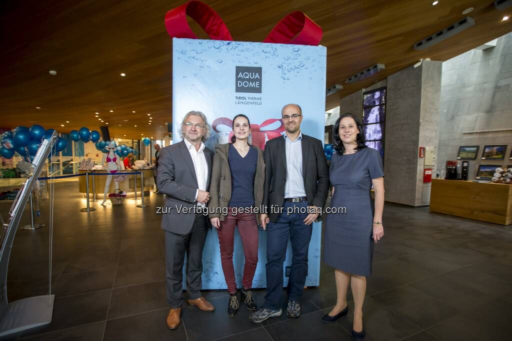 Thermenleiter Peter Drössel (ganz links) und Hoteldirektorin Barbara Krabath(r.) gratulierten  Eva Schael und Stefan Würzl aus Innsbruck - sind die 1000. Besucher am Tag der offenen Tür anlässlich des 10-jähriges Bestehen der Therme Längenfeld Aqua Dome in Tirol (Bild: Aqua Dome/APA-Fotoservice/Hetfleisch (15.09.2014) 