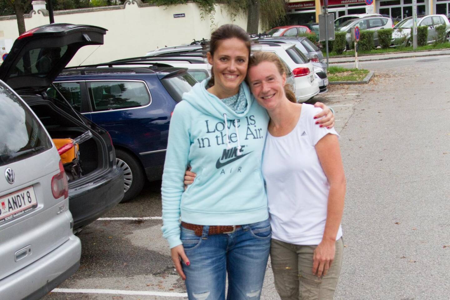 Milena Ioveva (Porr AG) und Martina Draper beim Wachau Marathon, Bilder vom Wachau Marathon: http://photaq.com/page/index/1467/wachau_marathon_2014#bild_25434
