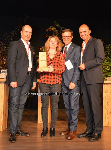 Gaudenz Thoma (Graubünden Ferien), Josef Margreiter (Präsident Alpnet) und Hubert Siller (MCI Tourismus). (v.li.): ReWild by GTA, Rhône Alpes gewinnt theAlps Award 2014, © Aussendung (17.09.2014) 