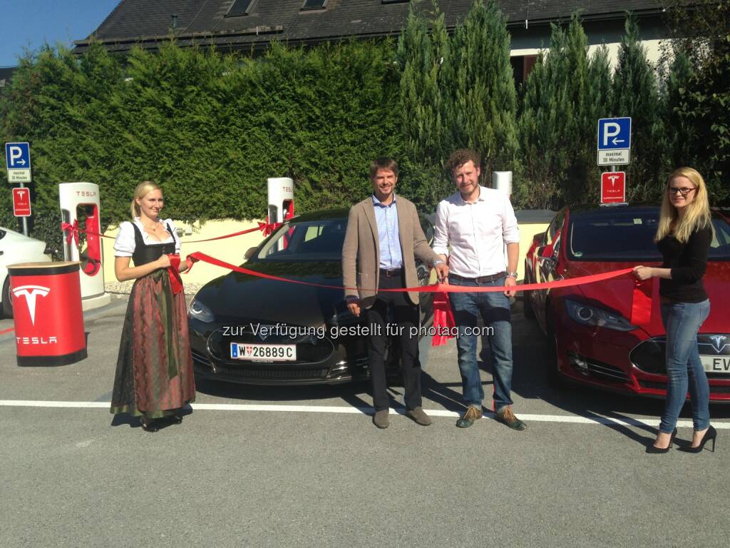 Richard Absenger, Geschäftsführer Hotel Kaiserhof und Daniel Hammerl, Country Director Tesla Österreich: Der neue Supercharger Salzburg wurde heute offiziell eröffnet. Hotel Kaiserhof: Tesla's Supercharger Netzwerk wächst weiter, © Aussendung (17.09.2014) 