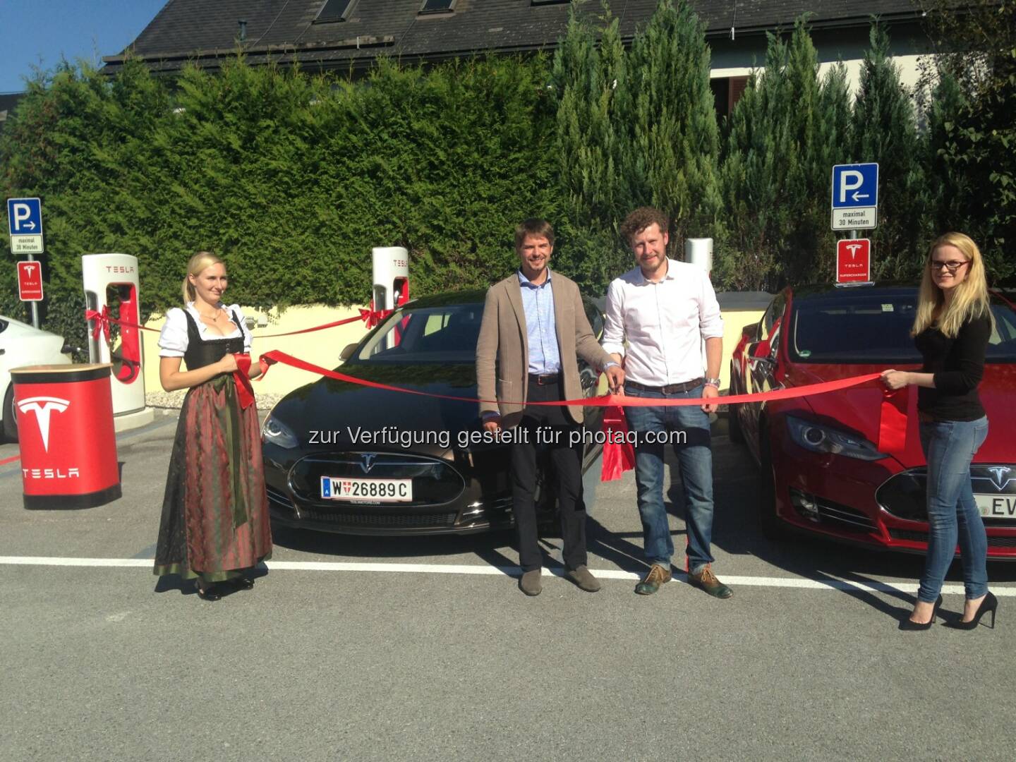 Richard Absenger, Geschäftsführer Hotel Kaiserhof und Daniel Hammerl, Country Director Tesla Österreich: Der neue Supercharger Salzburg wurde heute offiziell eröffnet. Hotel Kaiserhof: Tesla's Supercharger Netzwerk wächst weiter