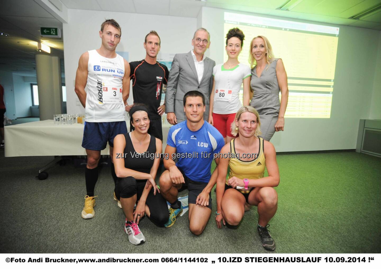 Norbert Lechner (2. Platz), Lukas Hinterhölzl (3. Platz), Heinz Redl (IZD), Maria Theresia Handlbauer (1. Platz), Bettina Glaser-Kainz (IZD), Sabine Nader (3. Platz), Klaus Hausleitner (1. Platz) und Zuzana Krchová (2. Platz) (Foto: Andi Bruckner): comm.ag Communication Agency GmbH: Neuer Streckenrekord beim IZD-Stiegenhauslauf