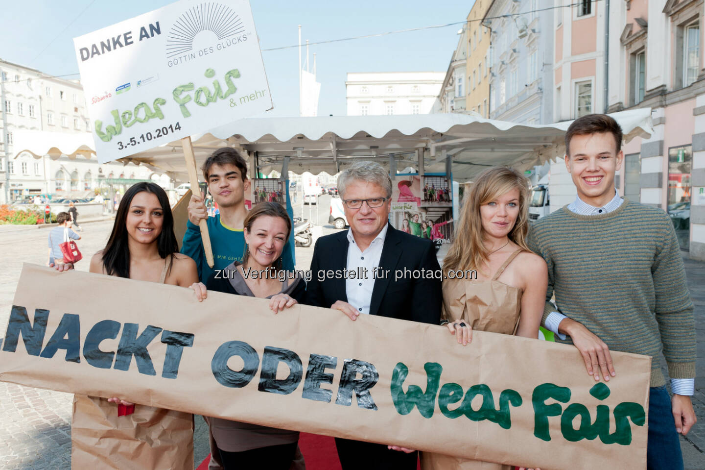 Maria Wimmer, WearFair & mehr Geschäftsführerin, Klaus Luger, Bürgermeister Linz: Global 2000: Nackt oder WearFair! Pop-up Modenschau überrascht mit öko-fairer Mode und Nacktmodels