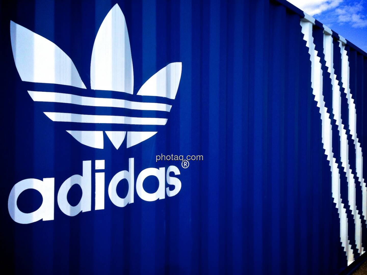 adidas, drei Streifen, Logo, Container Bild 25710 // Zuwachs für das