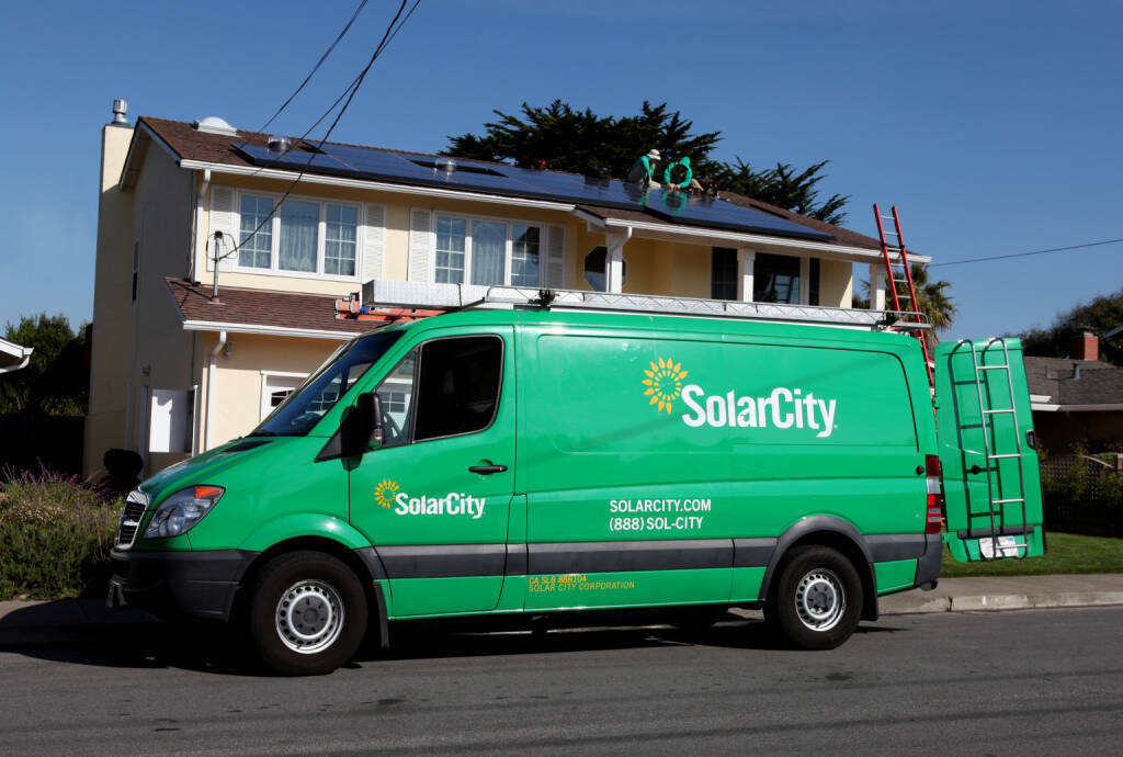 SolarCity, Sonnenpanele, Dach, Montage <a href=http://www.shutterstock.com/gallery-64778p1.html?cr=00&pl=edit-00>Jennie Book</a> / <a href=http://www.shutterstock.com/editorial?cr=00&pl=edit-00>Shutterstock.com</a>, © www.shutterstock.com (22.09.2014) 