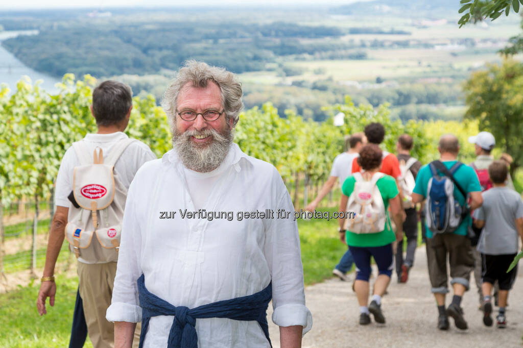 Hofer KG: 3. Herbstwandern mit Biopionier Werner Lampert lockte erneut mehr als 1.000 Wanderer in die Wachau, © Aussender (22.09.2014) 