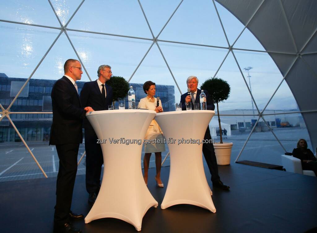 Robert Machtlinger – COO FACC, OÖ. Wirtschaftslandesrat Michael Strugl, Moderatorin Karin Keglevich, Walter Stephan – CEO FACC
Foto: FACC/Furtner
, © FACC (22.09.2014) 