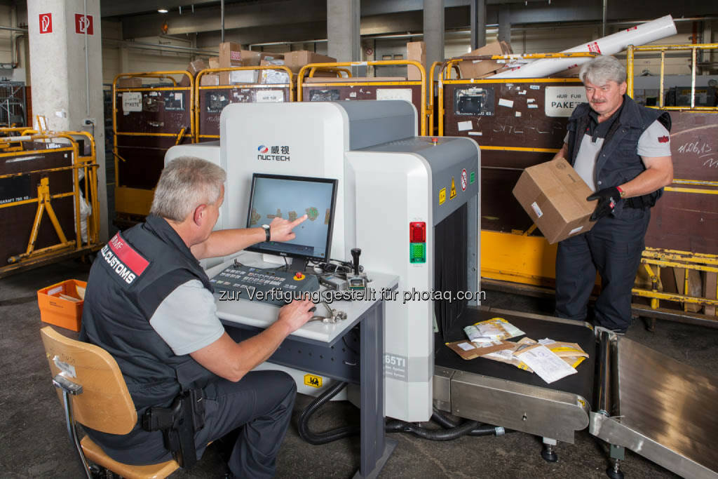 Zollkontrolle von Briefen und Paketen mittels Röntgengerät. Fotocredit: BMF/citronenrot , © Finanzministerium (22.09.2014) 