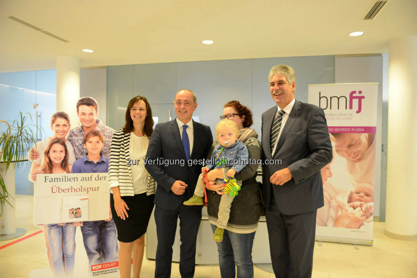 Familienministerin Sophie Karmasin und Finanzminister Hans Jörg Schelling bei ihrem Besuch im Finanzamt St. Pölten. 