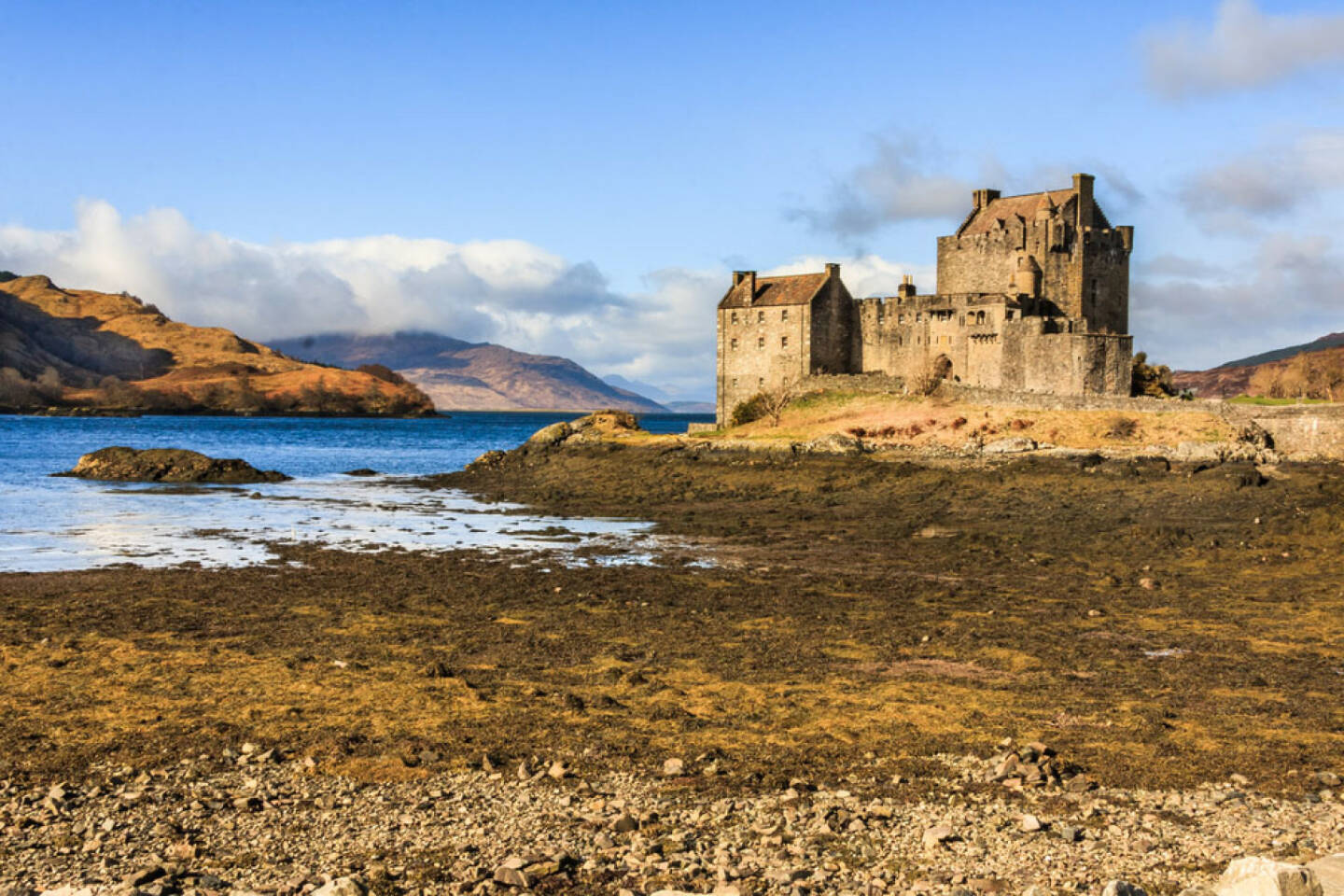 Schottland, Highlands, Schloss, http://www.shutterstock.com/de/pic-177179033/stock-photo-sun-shining-on-eilean-donan-castle-in-the-scottish-highlands.html