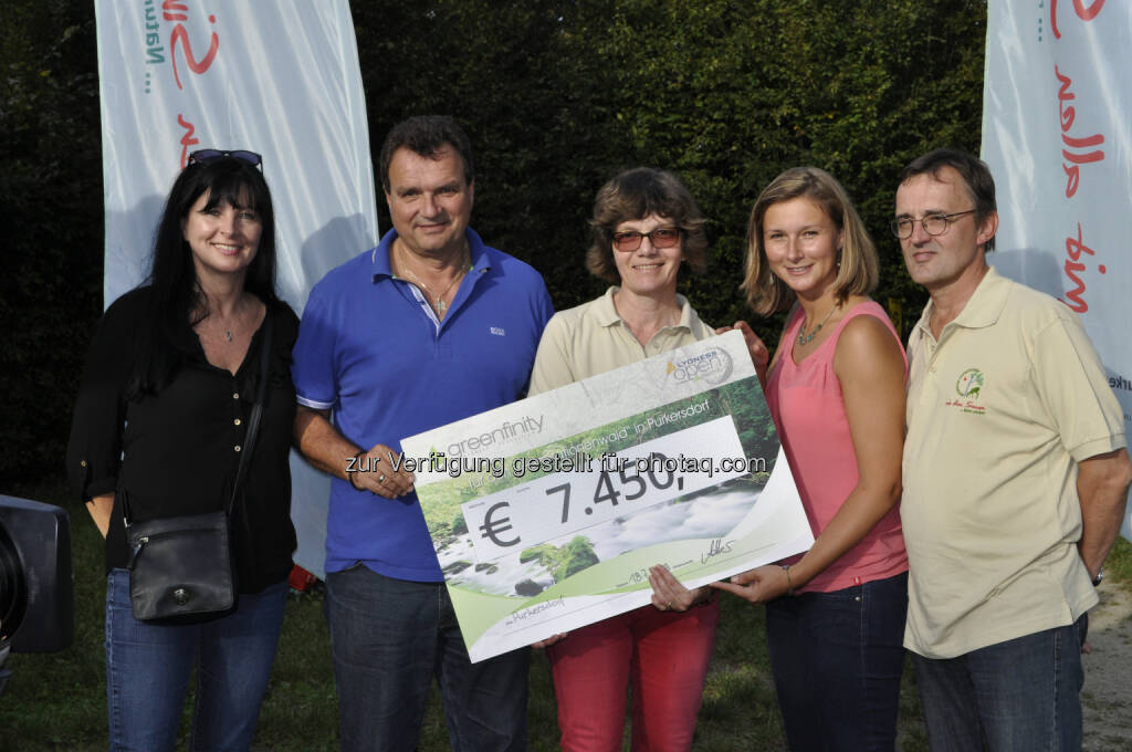 Gabriele Schlögl, Bgm. Schlögel, Susanne Käfer (Geschäftsführung Naturpark Purkersdorf), Stephanie Adler (Projektmanagement Greenfinity Foundation) und Rudolf Orthofer (Obmann Naturpark Purkersdorf) freuen sich über die Spende - Spendenaktion der Lyoness Open 2014 kommt dem Generationenwald in Purkersdorf zugute (Bild: Lyoness), © Aussender (23.09.2014) 